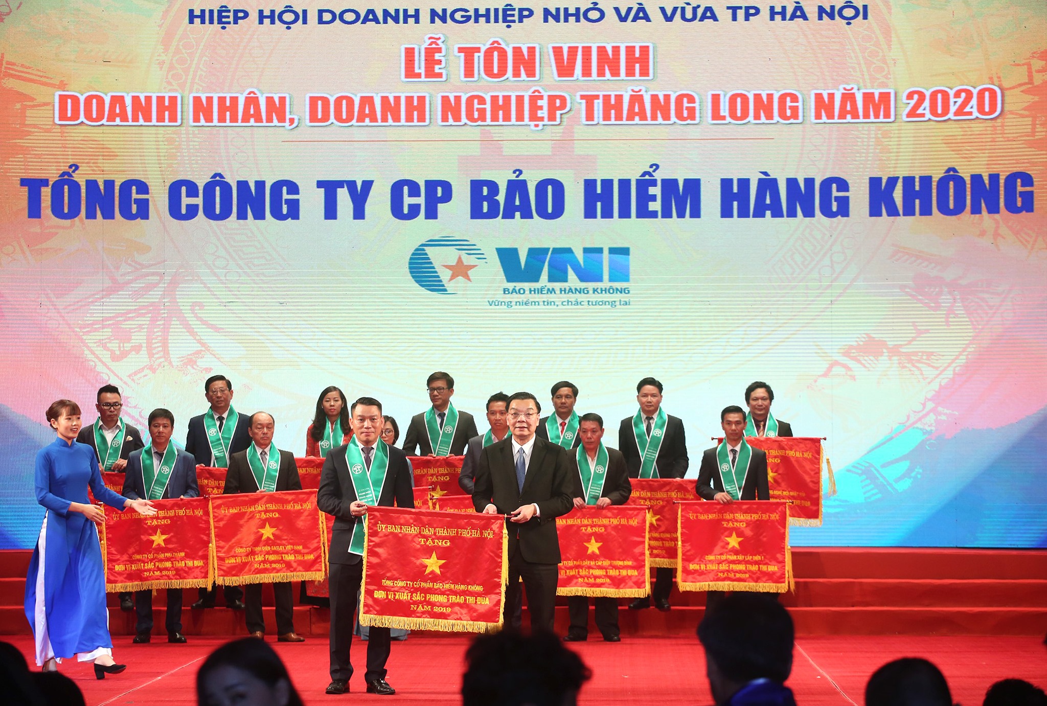 VNI đón nhận cờ thi đua, bằng khen và cúp Thăng Long của UBND TP. Hà Nội